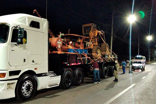 Motorista arrasta fiação por 13 esquinas da rua Major Gote, quebra poste e acaba preso