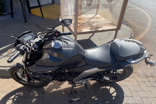 Motociclista de 19 anos bate em caminhão no bairro Cristo Redentor e vai parar no hospital