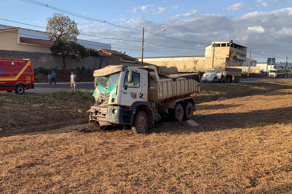 Caminhão bate na traseira de carreta na marginal da BR 365 e passageiro fica ferido