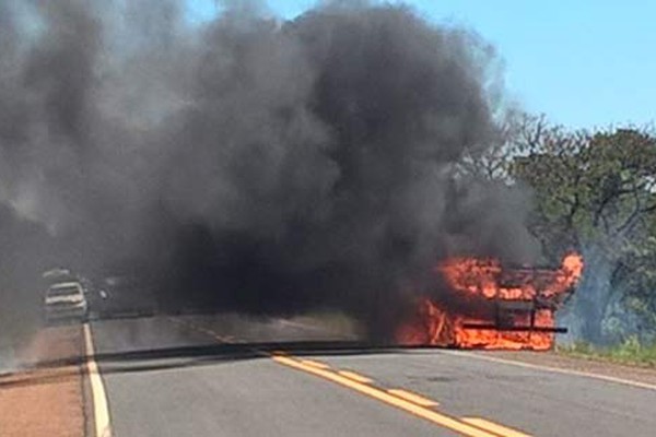 Caminhão fica completamente destruído em incêndio na MG 190