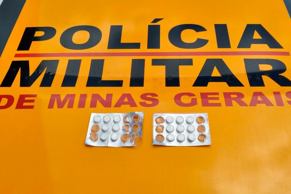 Polícia Militar Rodoviária prende motorista com cartelas de rebites na MG 230