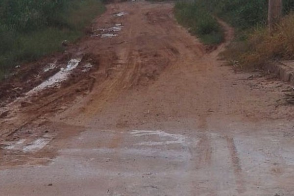 Moradores pedem solução para rua sem meio fios e bueiros que está coberta por barro