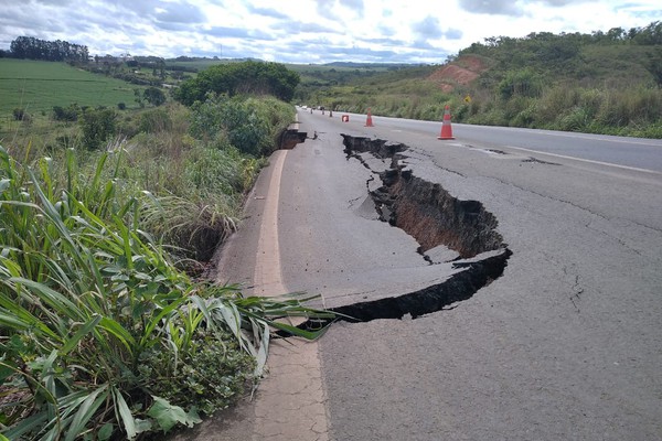 Atenção motoristas! Parte da BR 365 é engolida por erosão entre Patos de Minas e Guimarânia