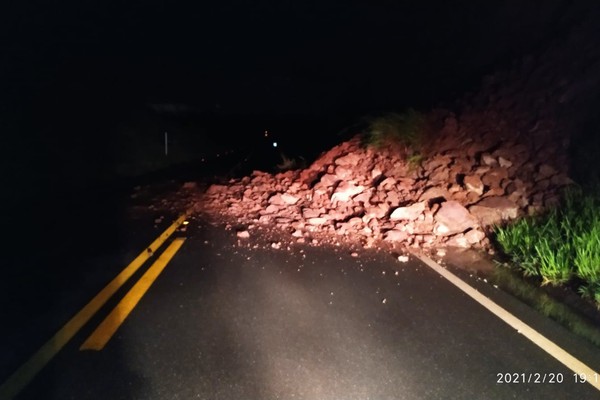 Deslizamento de terra interdita pista de rodovia em Carmo do Paranaíba