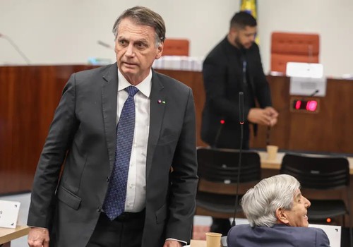 Ministro do STF decreta prisão domiciliar de Bolsonaro