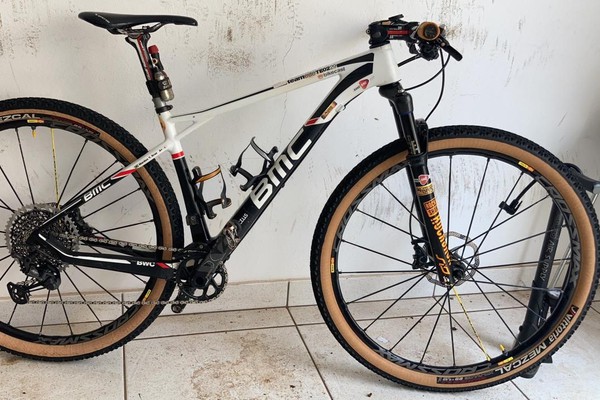 Atleta patense oferece recompensa para quem ajudar a encontrar bicicleta furtada em Patos de Minas