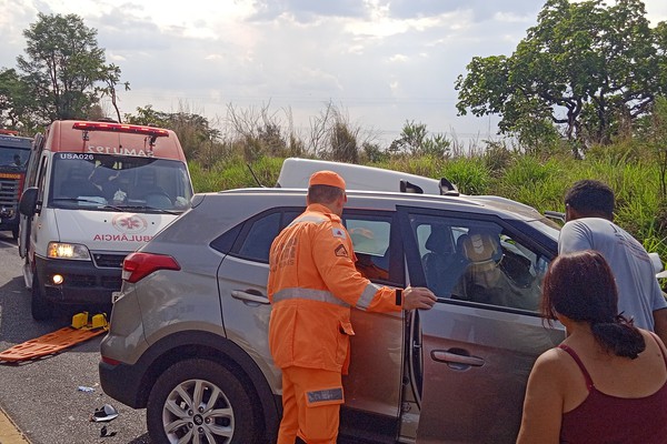 Colisão frontal de carros na BR 365 deixa jovem de 25 anos e mulher de 37 anos feridos