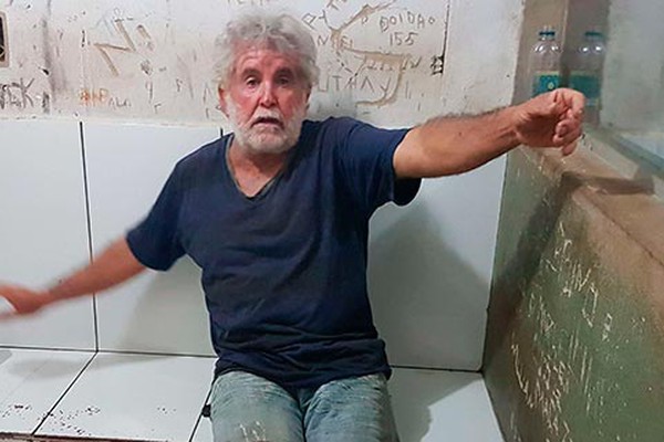 Homem é levado para a Delegacia e polícia investiga agressões e incêndio de carro em Alagoas