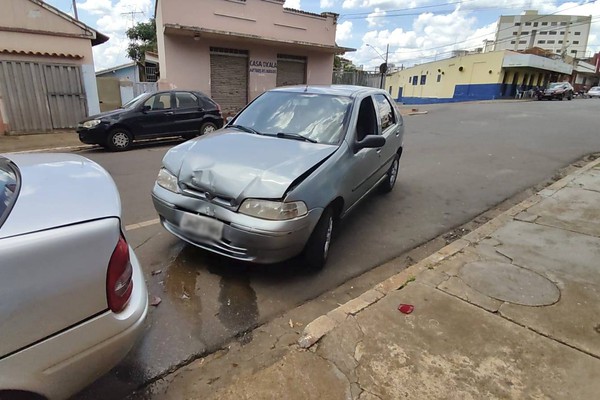 Cachorro pula no colo de condutora que se assusta, perde o controle e atinge veículo estacionado