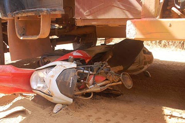 Motociclista morre debaixo de caminhão em ponte sobre o Ribeirão da Cota em Patos de Minas