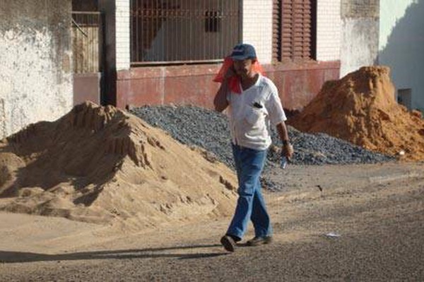 Construções ocupam calçadas e pedestres têm que disputar espaço com os carros