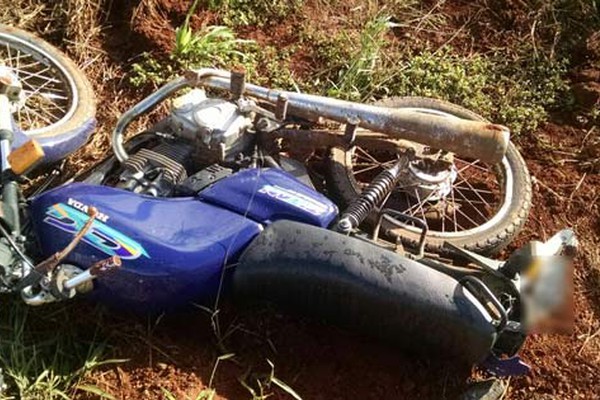 Moto furtada no fim de semana é encontrada no meio do pasto e policial faz alerta