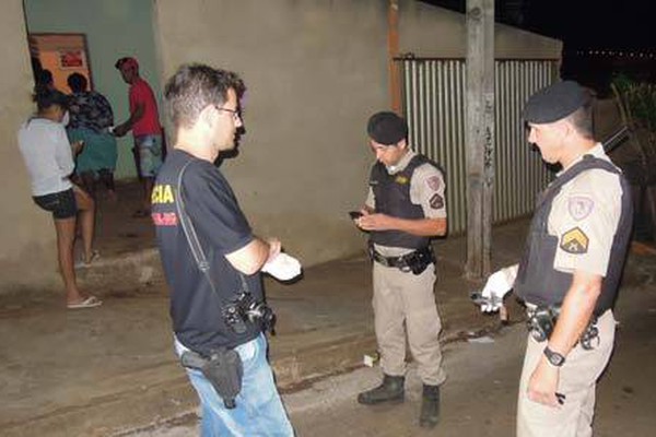 Atiradores invadem casa no Alto da Colina e abrem fogo deixando quatro feridos