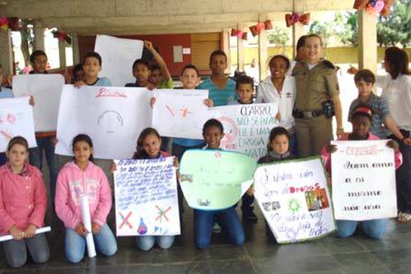 Alunos de Carmo do Paranaíba comemoram semana de combate às drogas