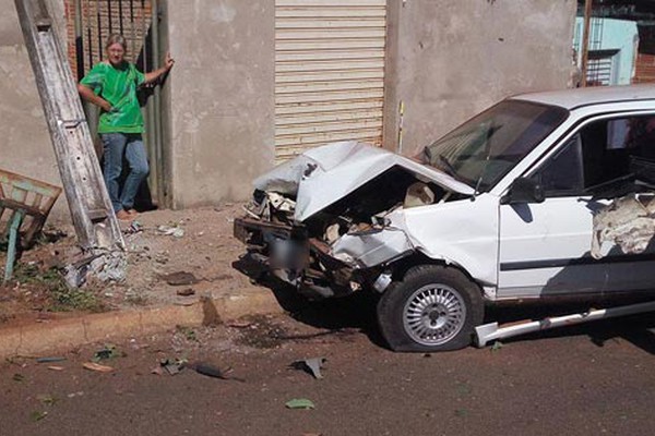 Motorista perde o controle da direção, arranca árvore e poste no bairro Jardim Esperança