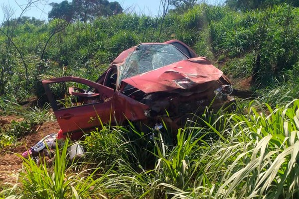 Motorista perde o controle ao cair em buraco na BR 365, veículo capota e passageira morre