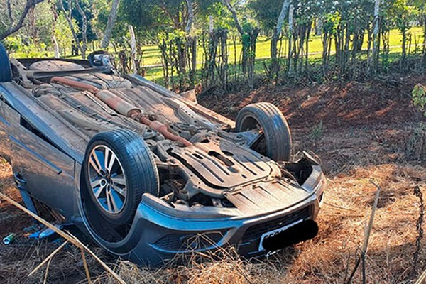 Carro capota por algumas vezes após motorista cair em duas canaletas na MG230