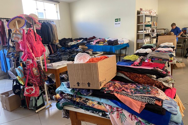 Bazar de Santo Antônio reúne mais de 10.000 itens com preço baixo, nesta quinta-feira