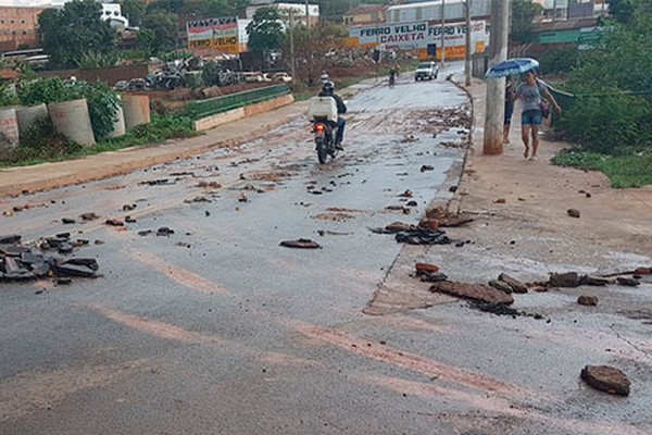 Água passa por cima de ponte recém-construída e enxurrada arranca placas do novo asfalto