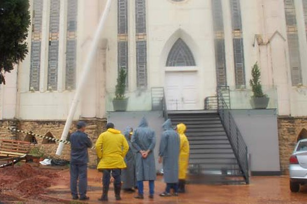 Reservatório em construção da Catedral se abre e Bombeiros interditam Getúlio Vargas