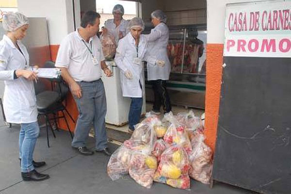 Vigilância Sanitária encontra carnes perdidas em açougue e interrompe funcionamento