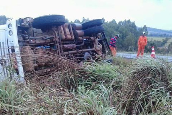 Caminhão tanque capota após pane elétrica na BR365 e os dois ocupantes saem ilesos