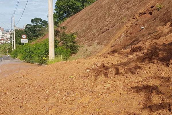 Defesa Civil interdita trecho da Avenida Fátima Porto onde ocorreu deslizamento de encosta