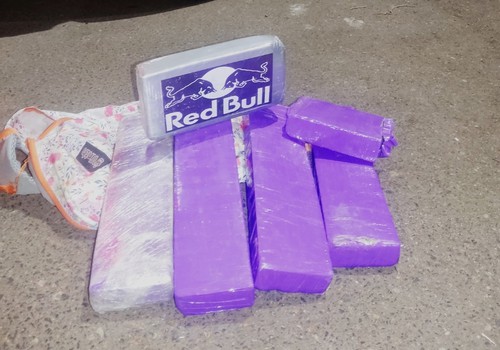 Passageiras de ônibus são presas com barras de cocaína e maconha na BR 365, em Patos de Minas