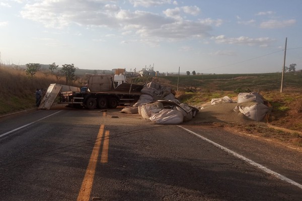 Carreta com 20 mil kg de café apresenta defeito, volta em barranco e carga fica espalhada na MGC 462