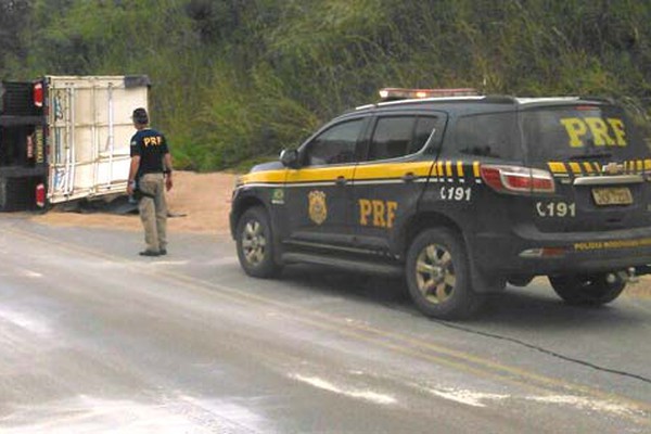 Carreta carrega com feijão tomba na BR 365 e serve de alerta para quem vai viajar no feriadão