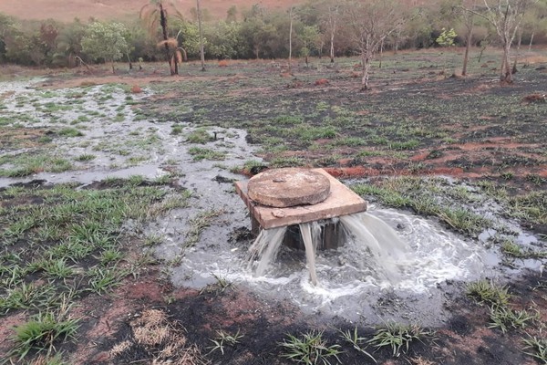 Moradores denunciam vazamento de esgoto poluindo o Córrego Limoeiro e cobram providências