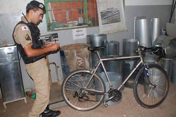 Ciclistas batem na avenida JK e montador de estrutura fica gravemente ferido