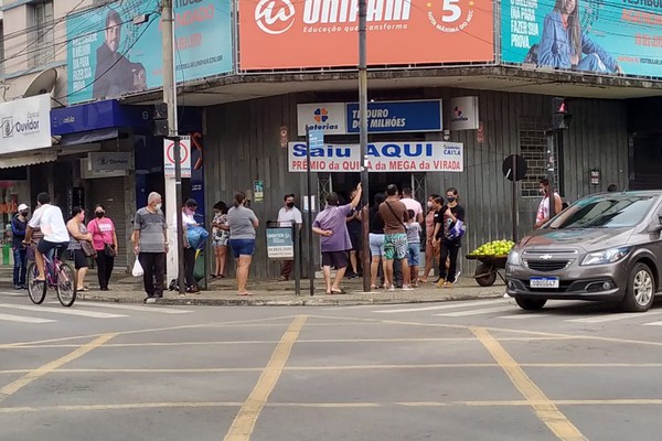 Aglomeração em loterias, bar aberto e lojas com meia porta; confira o primeiro dia de decreto em Patos de Minas