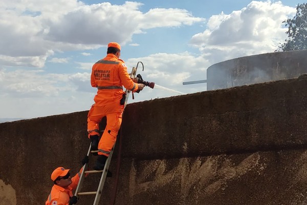 Incêndio em lote perto da Vila Padre Alaor mobiliza Corpo de Bombeiros em Patos de Minas