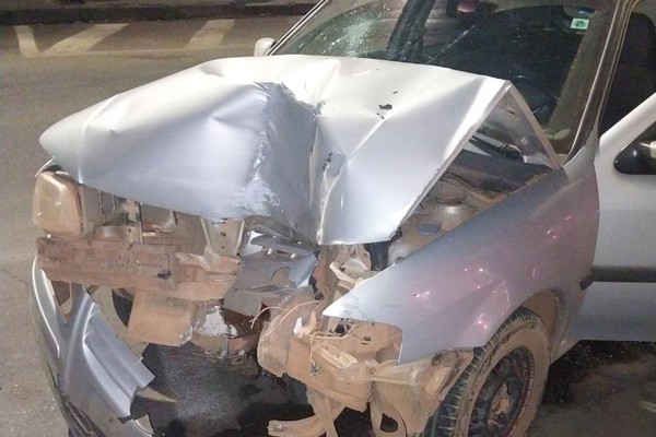 Motorista avança parada, provoca acidente e foge deixando a vítima e o veículo para trás