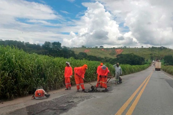 Sem chegar até Patos de Minas, Dnit inicia operação tapa buracos em alguns trechos da Br-365