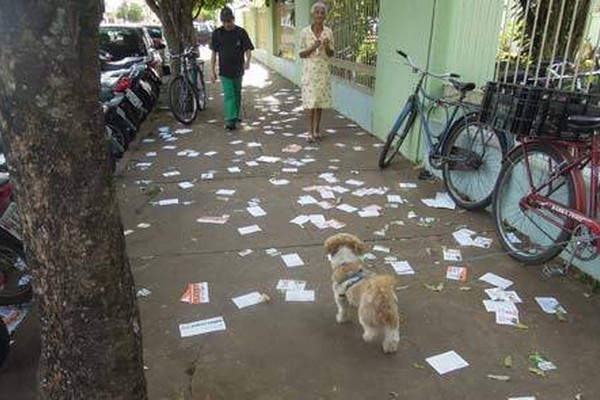 Candidatos desrespeitam legislação e emporcalham as ruas de Patos de Minas