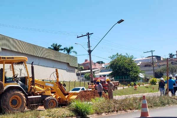 Copasa inicia obras de redes coletoras de esgoto e alerta motoristas para mudanças no trânsito