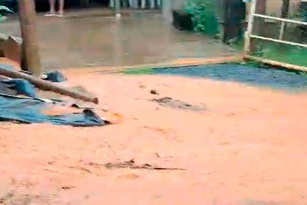 Moradores mostram grande volume de água saindo do Aeroporto e reclamam de estragos