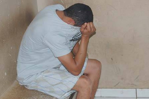 Jovem é preso com pedras de crack quando desenterrava droga perto do rio