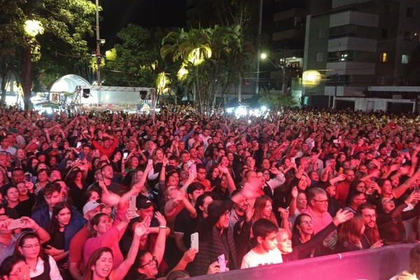 "I Don't Want To Talk About It" de Rod Stewart faz um coral de milhares de vozes na Fenapraça 2025; veja ao vivo