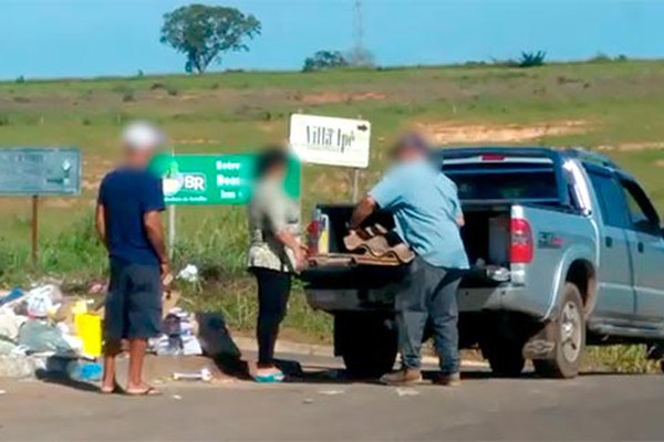 Sem contêiner, moradores continuam jogando lixo na saída da Ponte do Rio Paranaíba