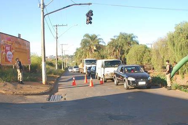 Motorista foge após deixar semáforo pendurado na Avenida Fátima Porto