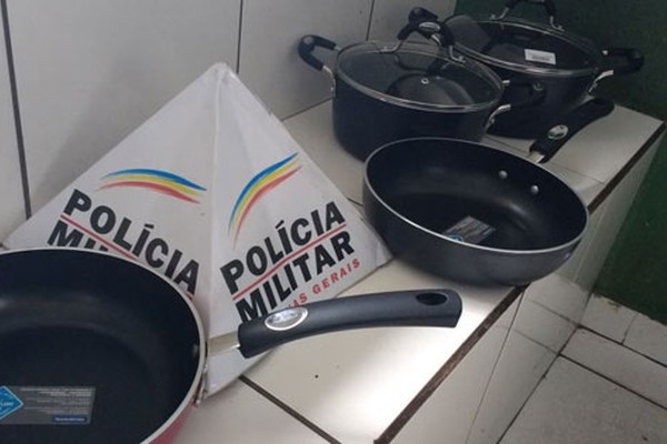 Aposentado entra em loja no centro, sai com panelas em saco e acaba preso ao ser seguido por funcionários