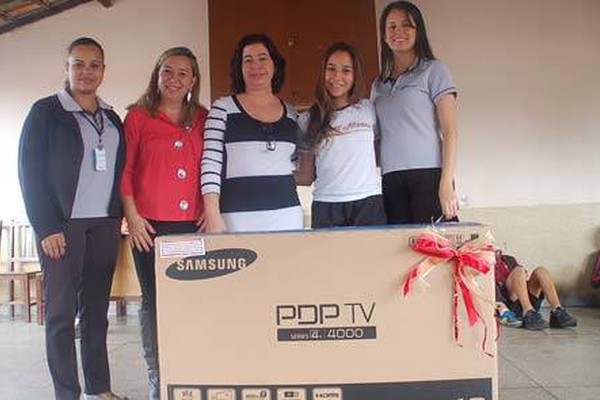 Vencedora da promoção “Copa é gol” da Olivet e Compuway recebe TV de 43”