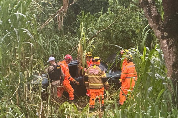 Veículo aquaplana e vai parar no meio da vegetação; bombeiros alertam para esta época de chuva