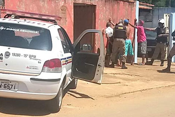 Homem é baleado no bairro Brasília e ação rápida da polícia apreende suspeitos e revólver