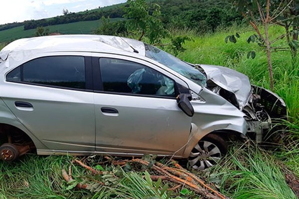 Após capotamento, veículo furtado de locadora é encontrado abandonado às margens da BR365 