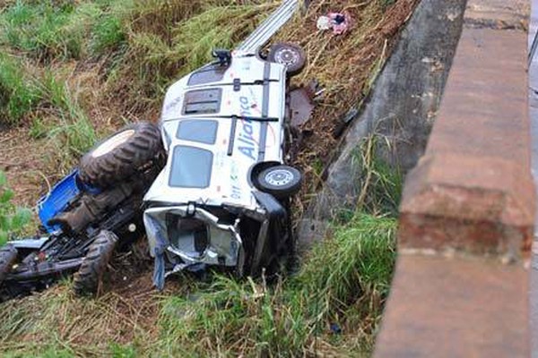 Acidente com universitários, trator e caminhão deixa 1 morto e 13 feridos