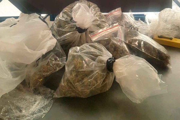 Polícia Rodoviária Federal prende passageiro de ônibus com maconha e pontos de LSD na BR 365